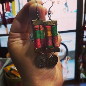 Handmade earring called in the Palestinian Manajil حلق بالمناجل الفلسطينين التي كانت تضاف على